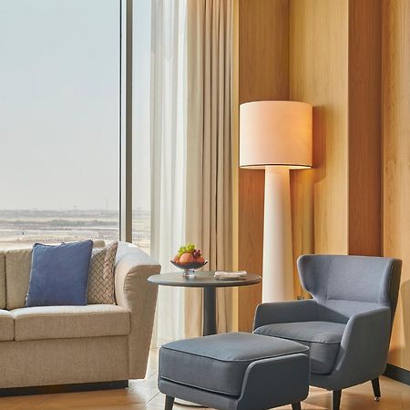Grand Hyatt Kuwait 호텔 쿠웨이트 외부 사진 A floor lamp