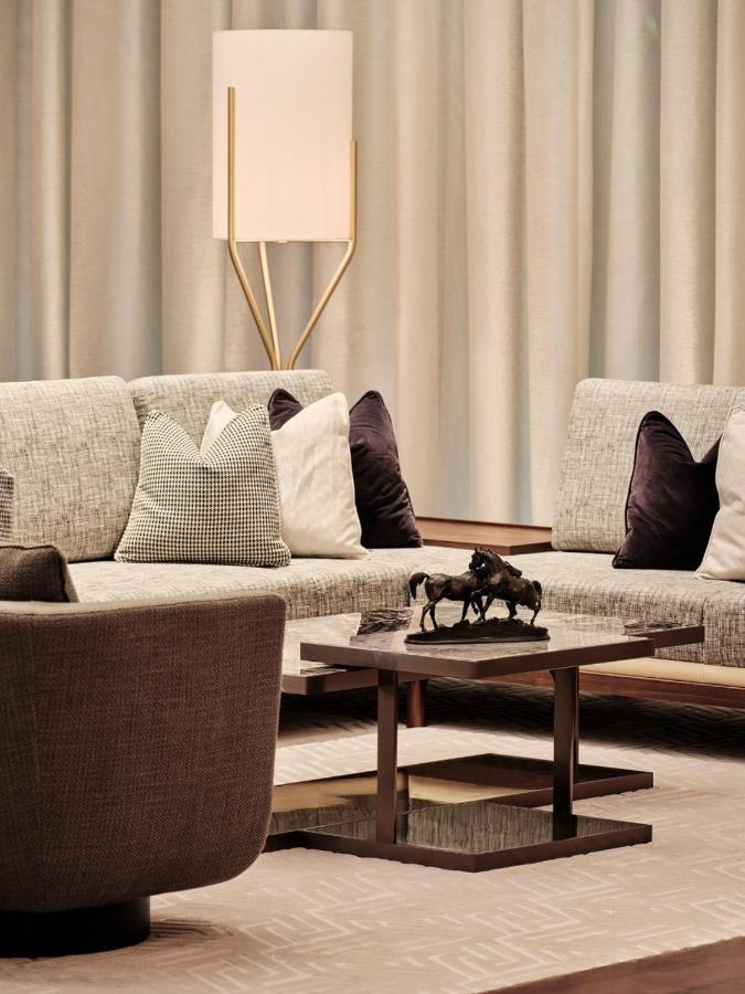 Grand Hyatt Kuwait 호텔 쿠웨이트 외부 사진 A living room with a sofa and a coffee table