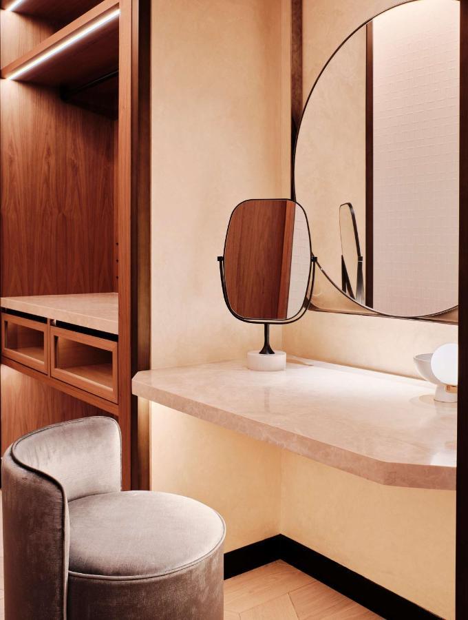 Grand Hyatt Kuwait 호텔 쿠웨이트 외부 사진 A double-sided mirror