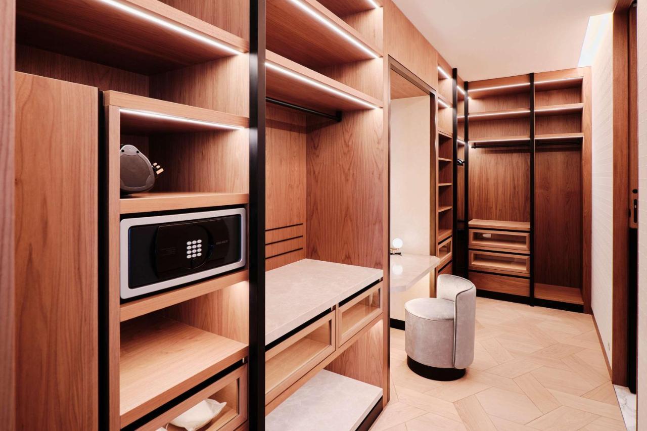Grand Hyatt Kuwait 호텔 쿠웨이트 외부 사진 A walk-in closet
