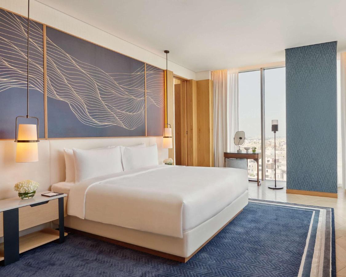 Grand Hyatt Kuwait 호텔 쿠웨이트 외부 사진 A bedroom at the hotel