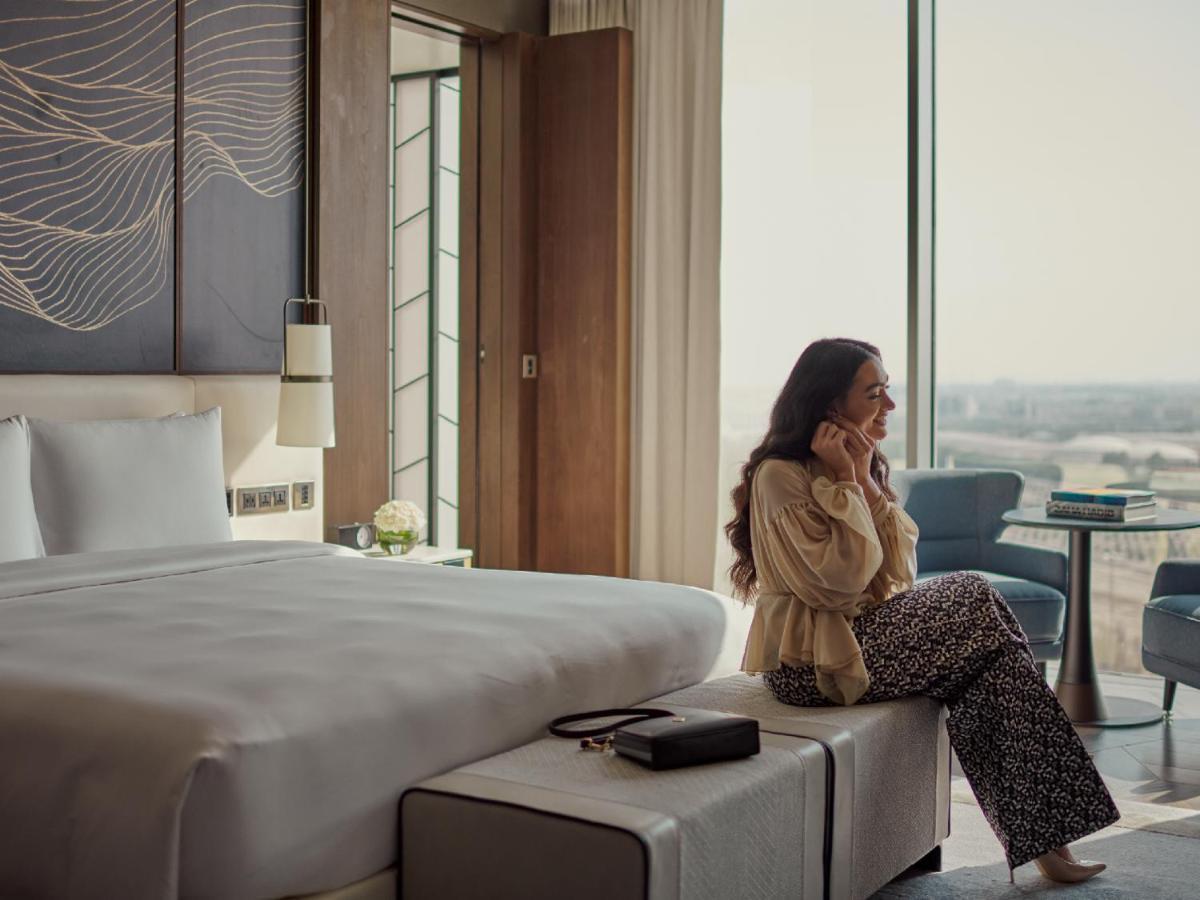 Grand Hyatt Kuwait 호텔 쿠웨이트 외부 사진 A guest in a room at the hotel