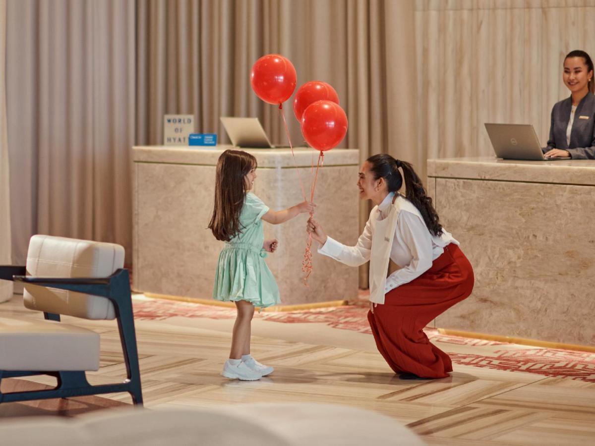 Grand Hyatt Kuwait 호텔 쿠웨이트 외부 사진 A guest service agent at the front desk of a hotel