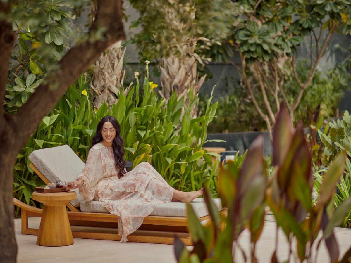 Grand Hyatt Kuwait 호텔 쿠웨이트 외부 사진 A guest at the pool
