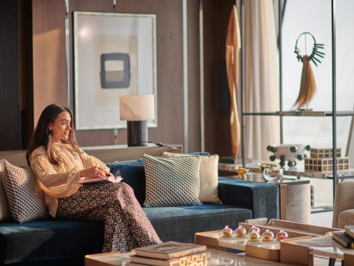 Grand Hyatt Kuwait 호텔 쿠웨이트 외부 사진 A woman sitting on a sofa