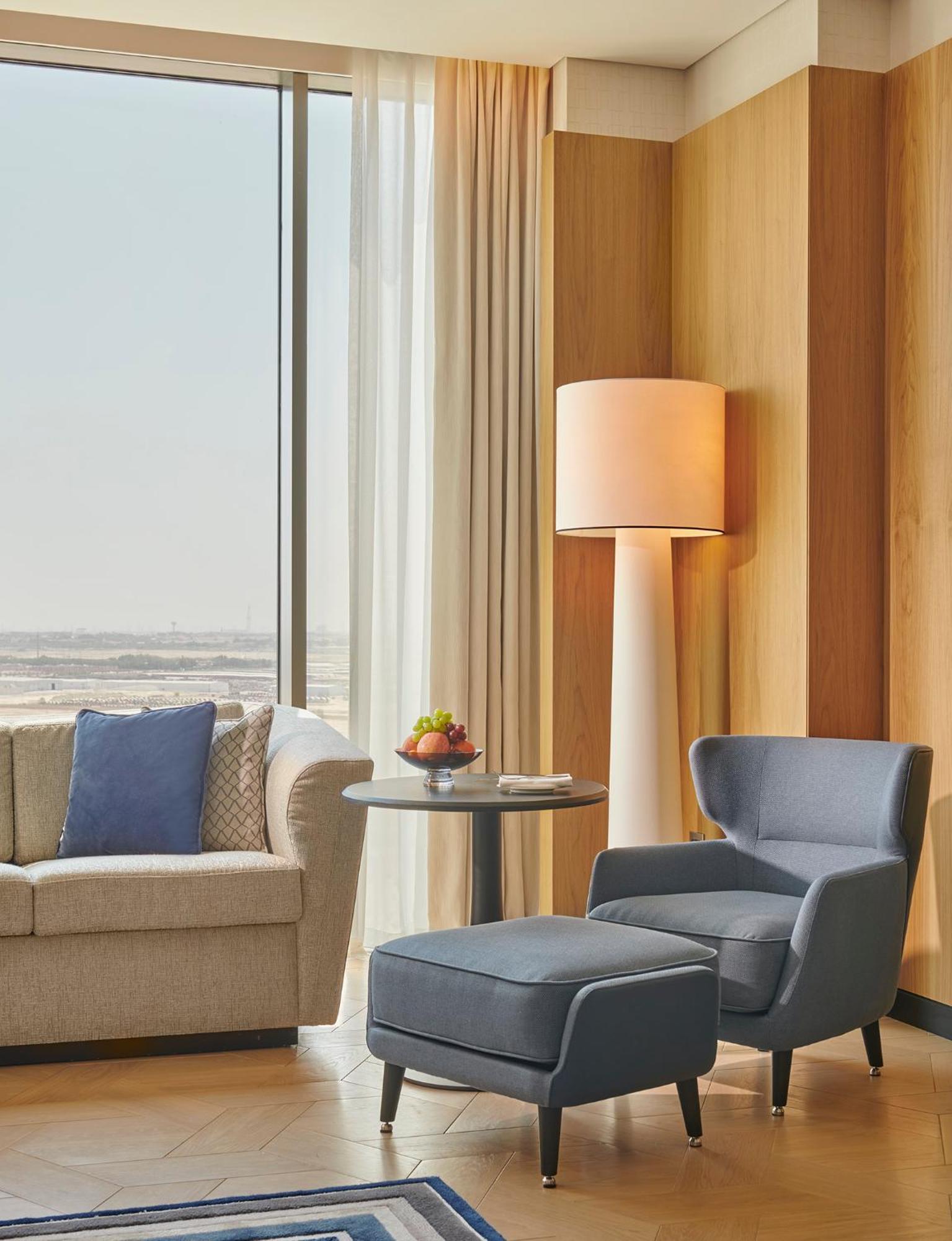Grand Hyatt Kuwait 호텔 쿠웨이트 외부 사진 A floor lamp